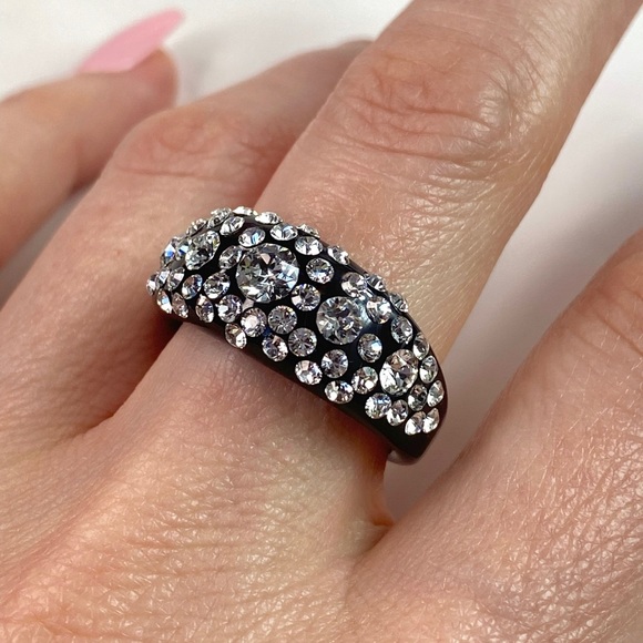 Black acrylic ring embellished with Crystal gemstones, trendy statement ring. - Picture 8 of 13